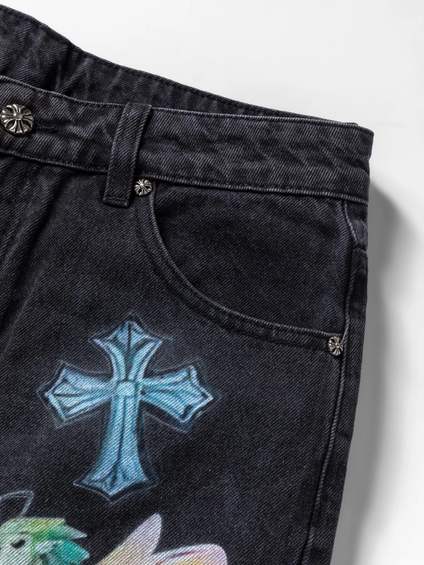 P300 💰 (top version) chrome hearts ss25 black elf print jeans. Styles with different wash textures, very friendly to people with thin legs and thick legs. The slightly flared version is very flattering to the leg shape. The moderate length will never go out of style. It can be matched easily and casually. It is the basis of various styles. It is a must-have in the wardrobe! The fabric is stiff but also makes the upper body soft without losing texture. The washing process is even more perfect. It is a must-have item for everyone! ! !  Color: black Size: 30-32-34-36 30 32 34 36 Waist circumference 80 85 90 95 Sitting circumference 105 110 115 120 Foot opening 46 47 48 49 External length 102 103 104 105